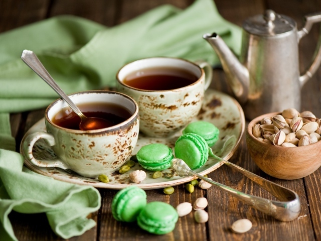 Чай с фисташками и зеленым печеньем