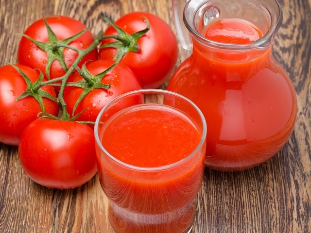 Густой томатный сок на столе