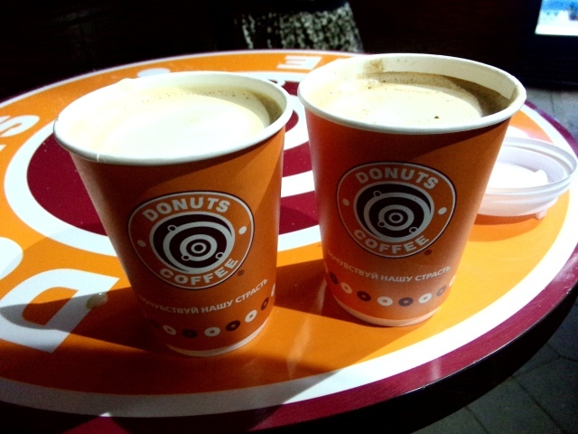 Два стакана кофе на подносе в кафе