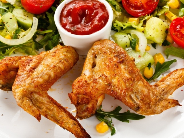 Жаренные крылышки с томатным соусом и овощами