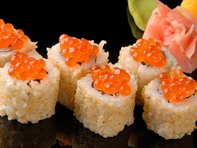 Суши из риса с красной икрой