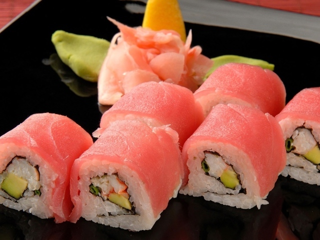 Суши роллы с розовой рыбой