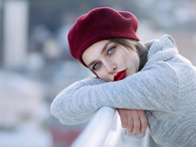Девушка в сером свитере и красном берете
