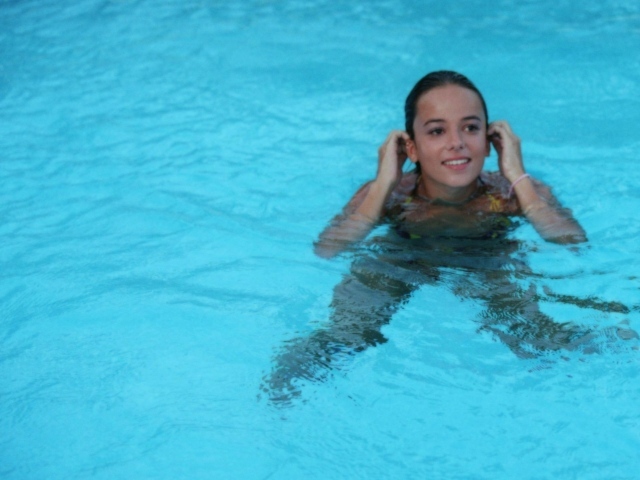 Красивая девушка Alizee в бассейне