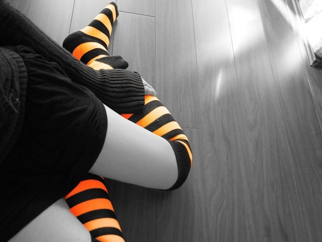 Черно оранжевые чулки на девушке