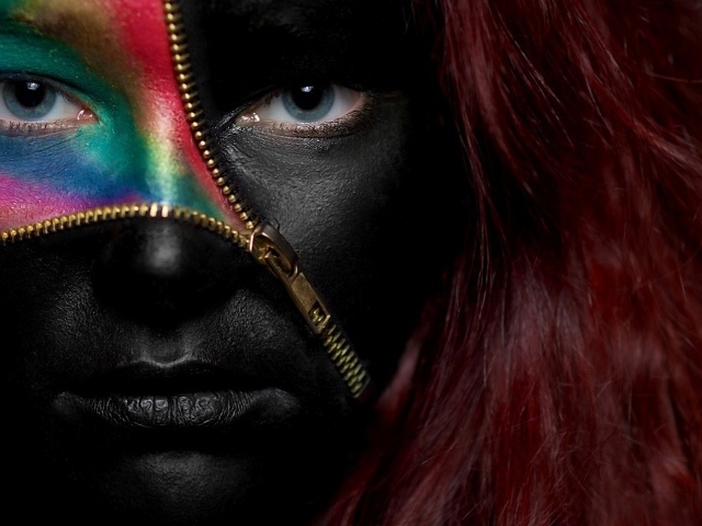 Черный грим на лице у девушки