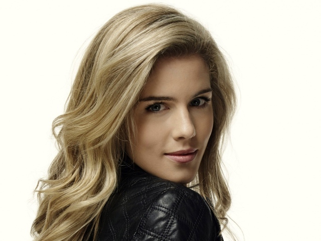 Блондинка Эмили Бетт Рикардс