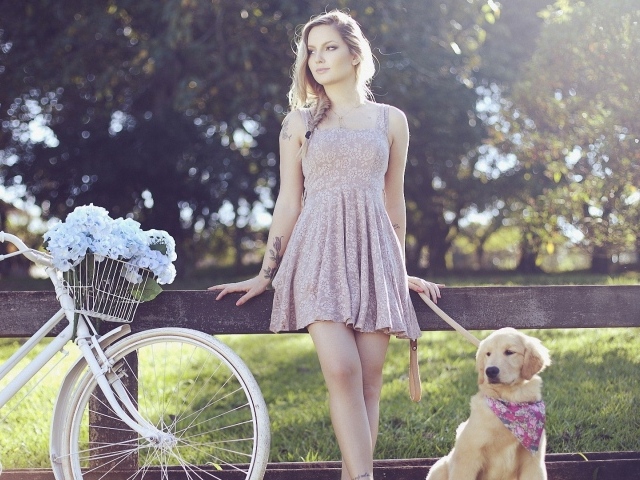 Блондинка с тату на руке выгуливает собаку