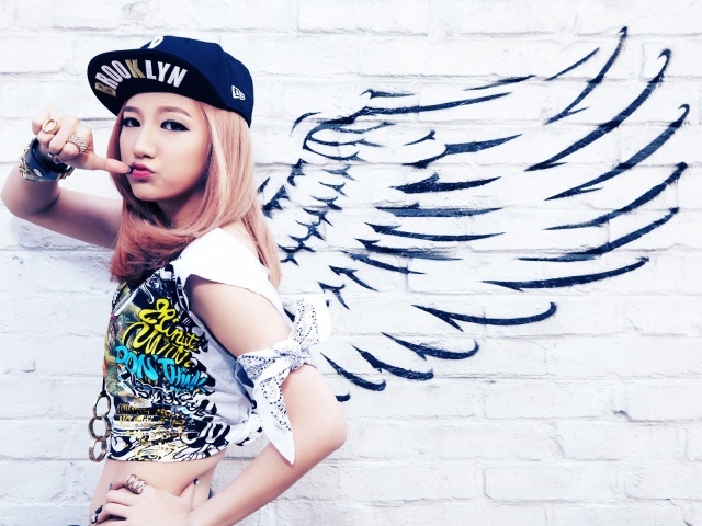 Блондинка в кепке ангел