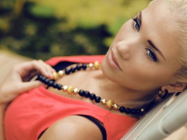 Блондинка с ожерельем на шее
