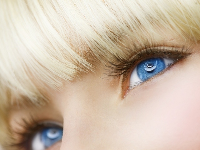 Голубые глаза девушки блондинки