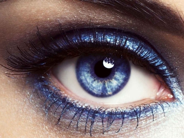 Голубой макияж на глазах голубоглазой девушки
