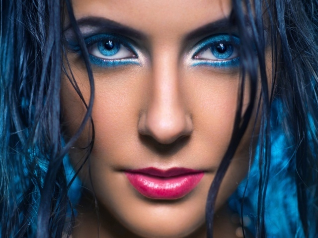 Голубой макияж девушки с голубыми волосами