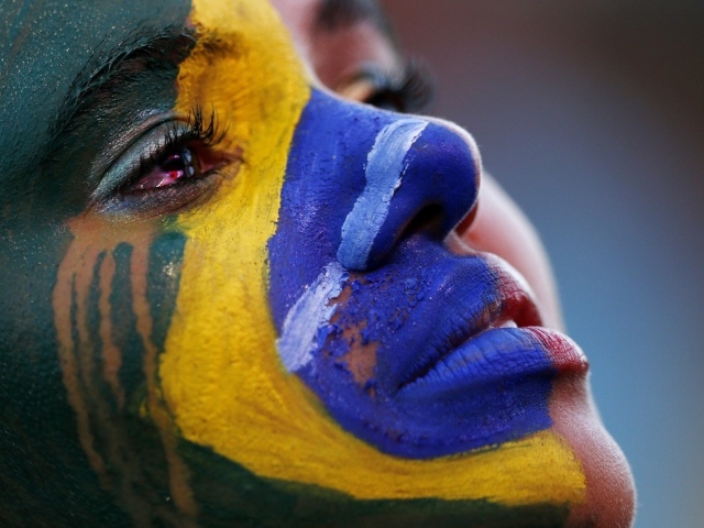 Флаг Бразилии нарисован на лице девушки