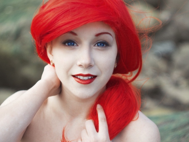 Ярко алые волосы у голубоглазой девушки