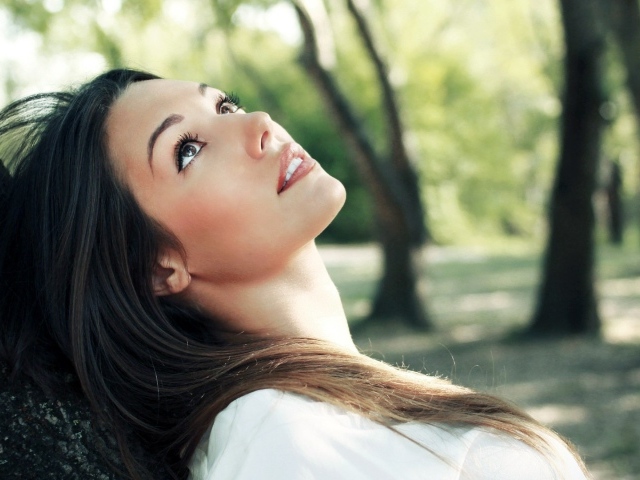 Брюнетка Lorena Garcia смотрит вверх