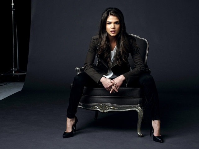 Девушка брюнтека Мария Авгеропулос