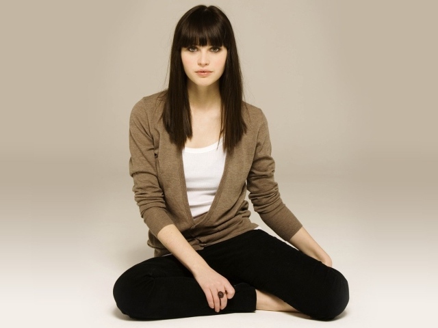 Брюнетка модель Фелисити Джонс