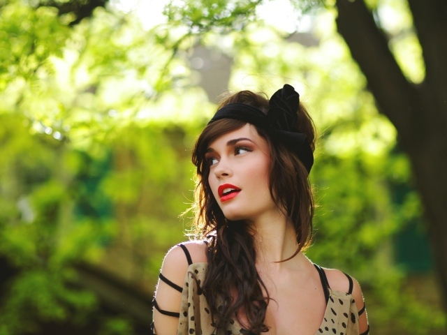 Брюнетка с черной повязкой на волосах