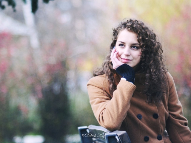 Кучерявая девушка замечталась