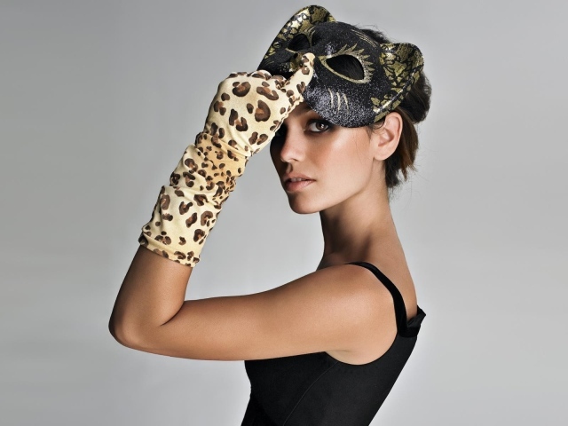 Девушка Рэйчел Билсон в маске леопарда