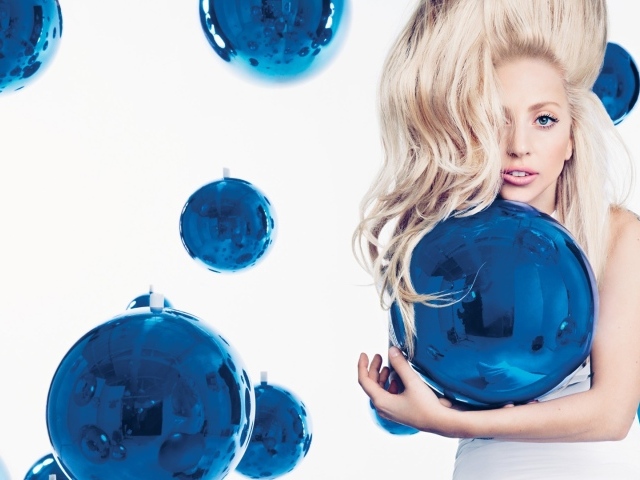 Девушка среди голубых шаров