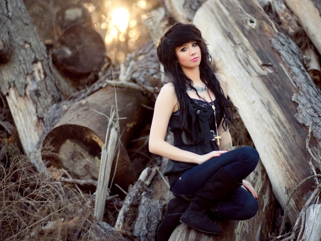 Девушка среди обломков больших деревьев