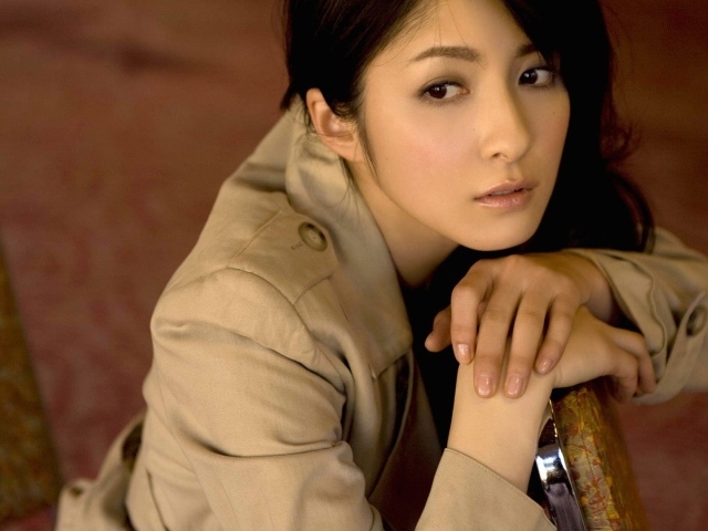 Девушка из Японии в плаще