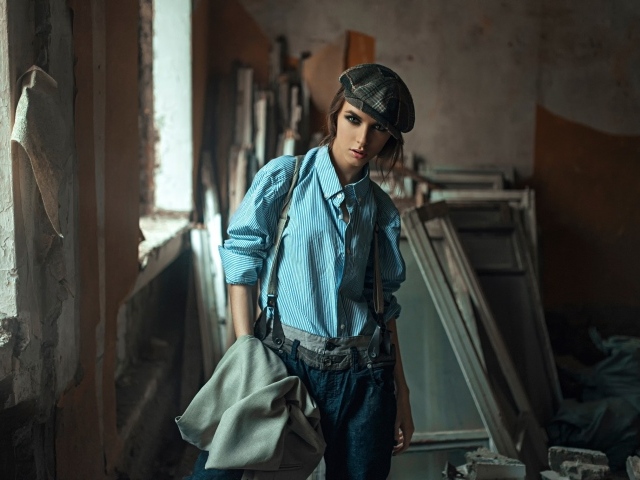 Девушка в берете стоит среди ремонта