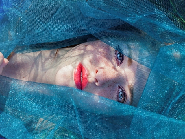 Девушка в голубой сетке