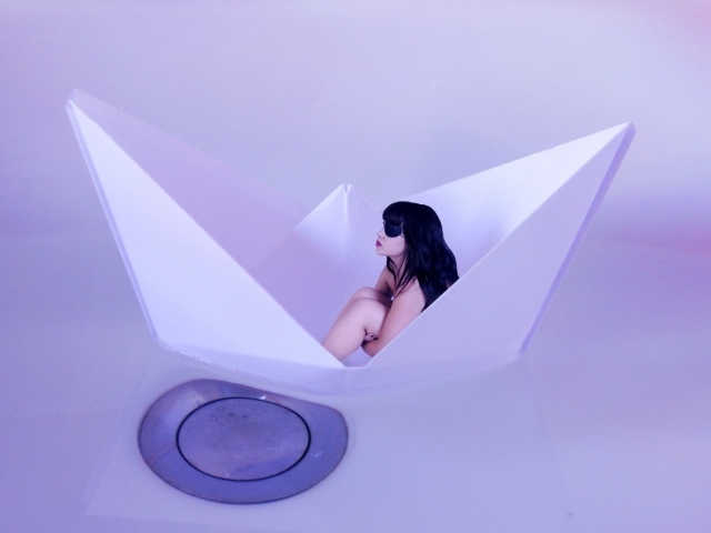 Девушка в бумажном кораблике