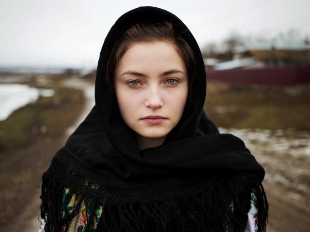 Девушка в черном платке