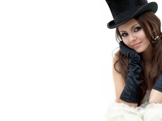 Девушка в черном цилиндре Виктория Джастис