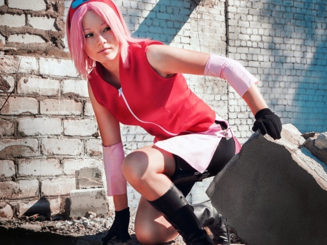 Девушка в одежде героя аниме Сакура Харуно