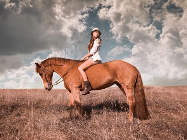 Девушка в шляпе верхом на лошади
