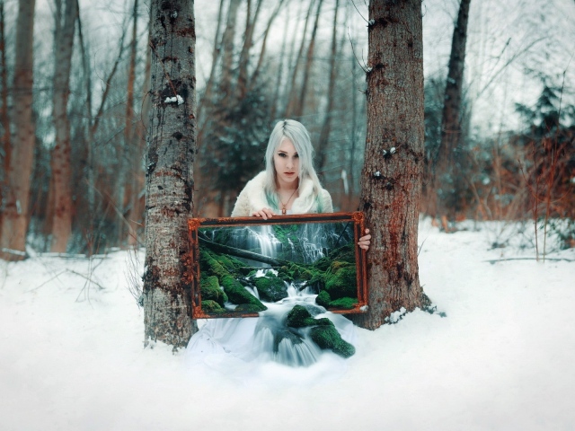 Девушка в зимнем лесу в картиной лета