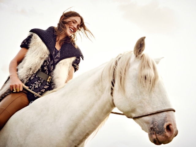 Девушка верхом на белой лошади