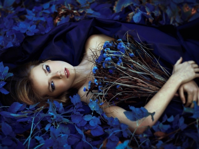 Девушка с букетом среди синих цветов