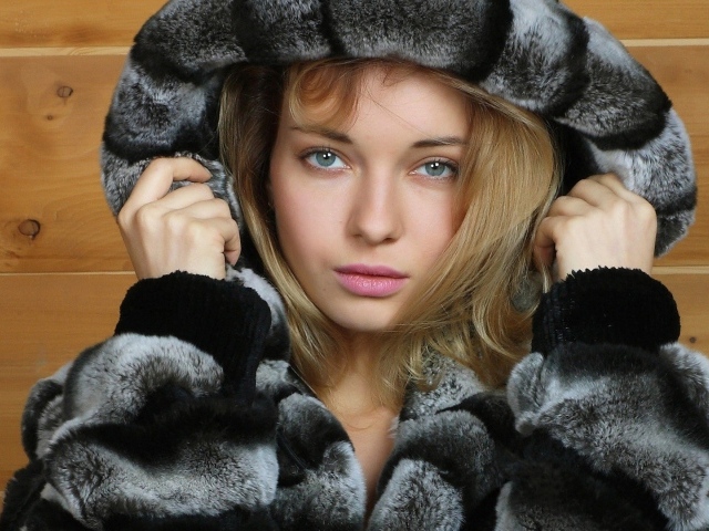 Зеленоглазая девушка в меховой шубе