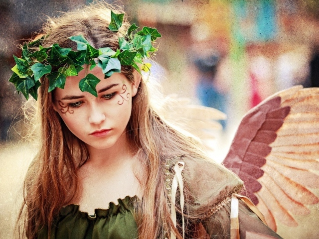 Зеленый венок и крылья ангела на девушке