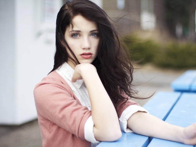 Милая девушка Эмили Радд