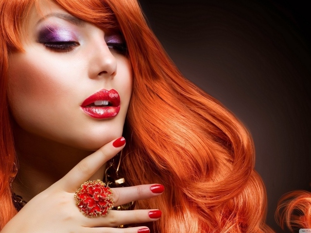 Роскошное кольцо у рыжей девушки