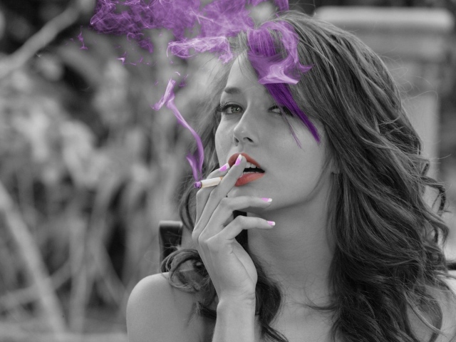 Модель Малена Морган с сигаретой