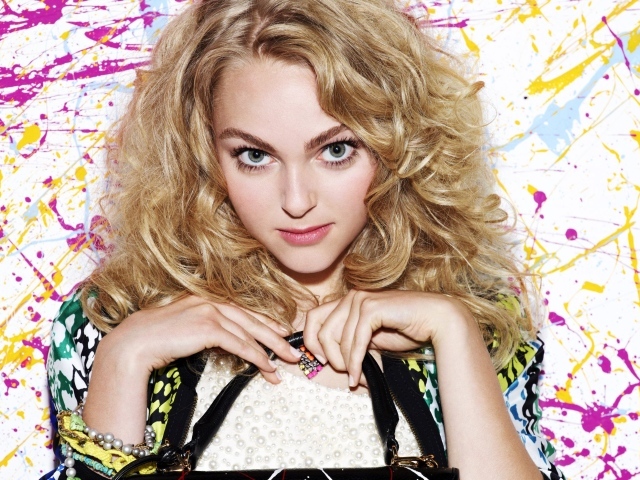 Милая блондинка Аннасофия Робб