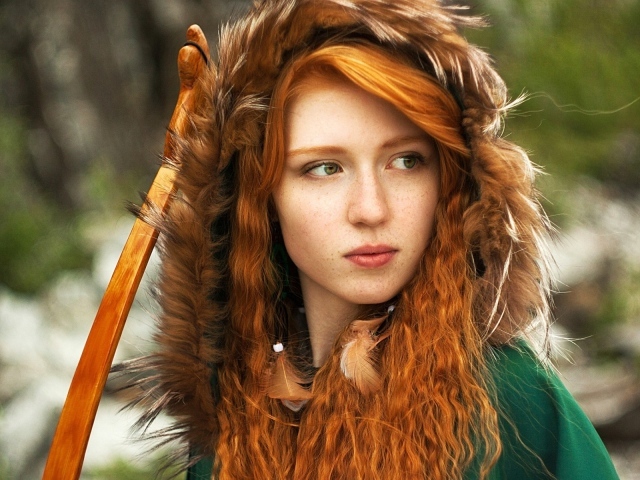 Рыжая девушка в зеленом балахоне