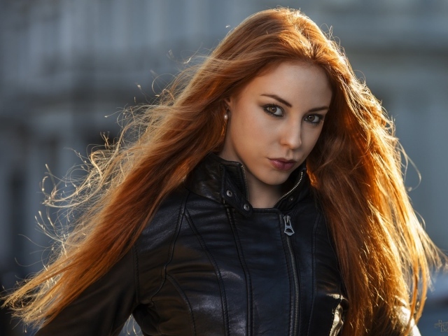 Рыжая девушка в кожаной куртке, портрет