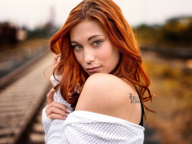 Рыжая девушка с кольцом в носу