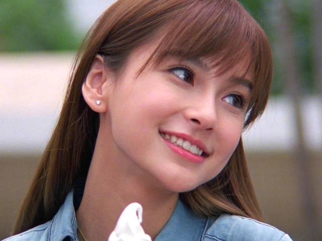 Рыжая девушка японка улыбается