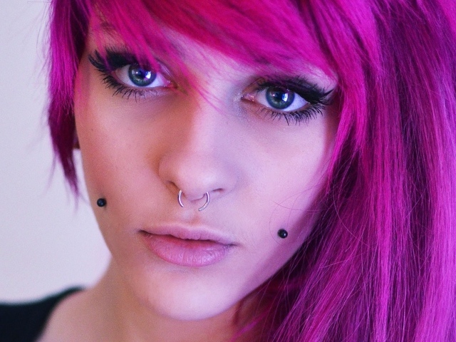Кольцо в носу у девушки с розовыми волосами