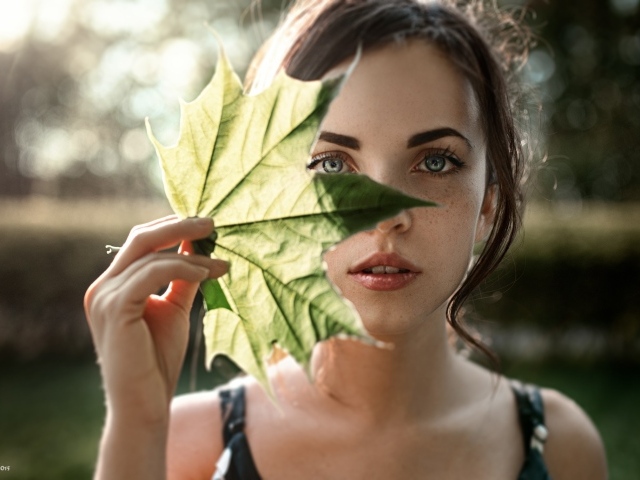 Девушка закрывает лицо листом, фото Георгий Чернядьев